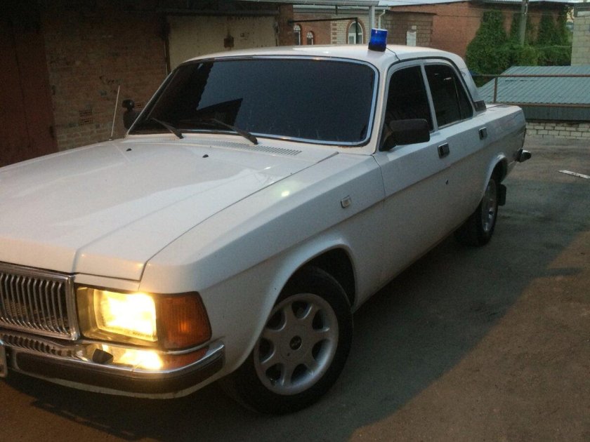 ГАЗ 3102 белая