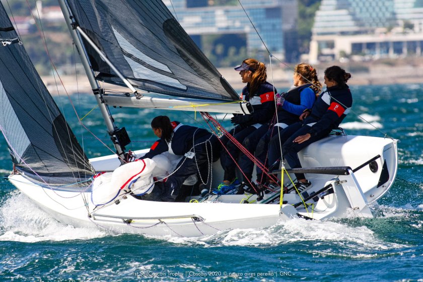 Спортивная яхта