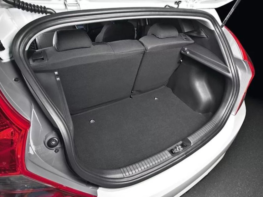 Hyundai Solaris Hatchback багажник