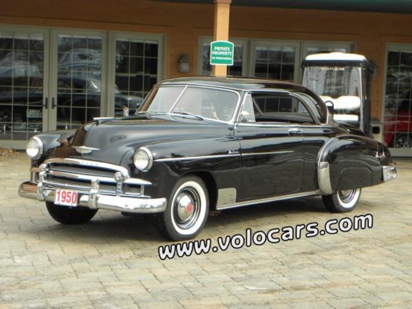 Шевроле 1950 года с самолетом на капоте