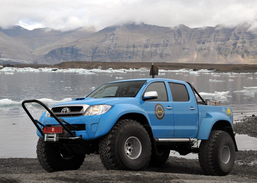 Toyota Hilux Arctic Trucks at44