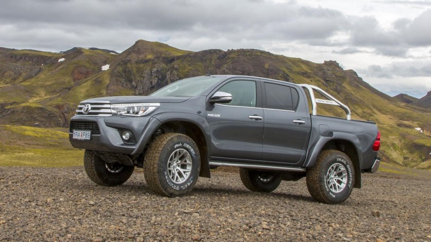 Toyota Hilux Arctic Trucks at35