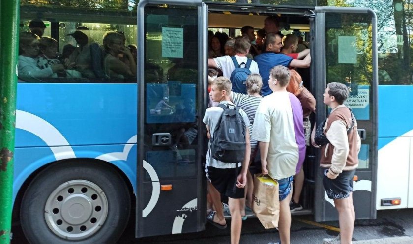 Автобус на остановке