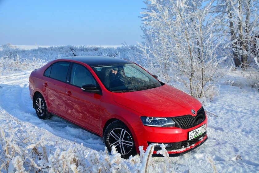 Шкода Рапид красная