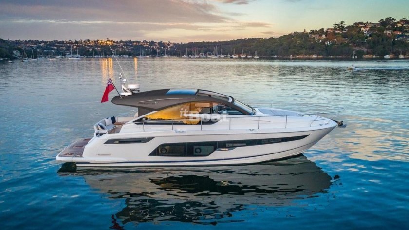 Яхта Fairline 33