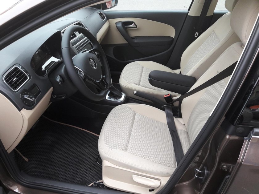 Поло седан бежевый салон