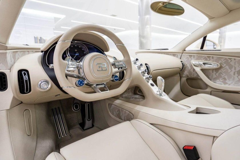 Bugatti Chiron салон белый