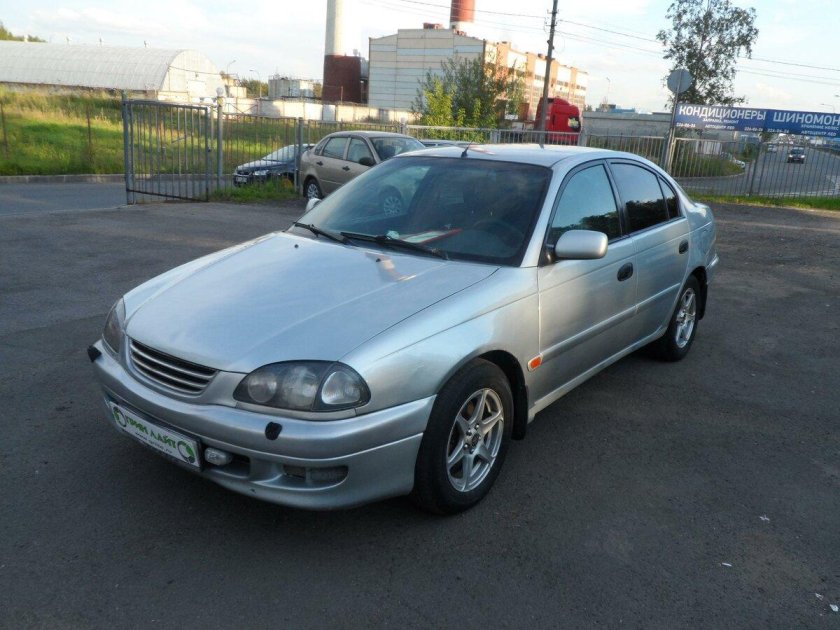 Тойота Авенсис 2000 года