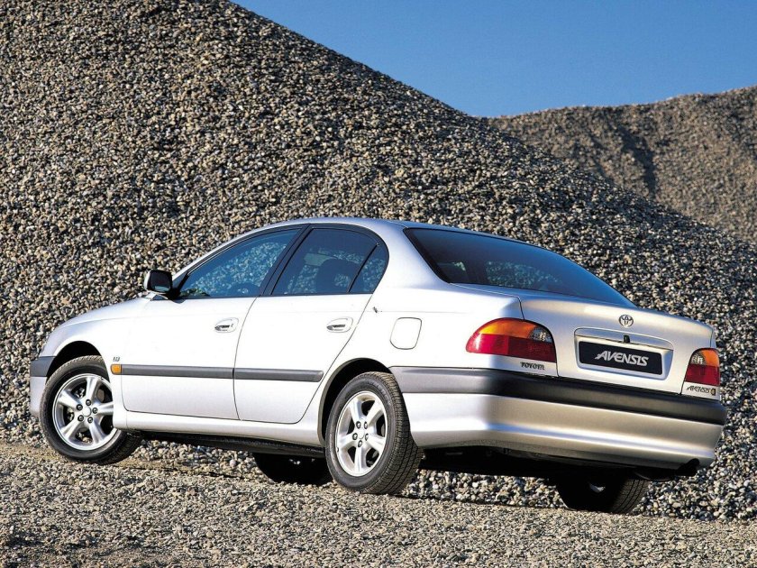Toyota Avensis 1 поколения