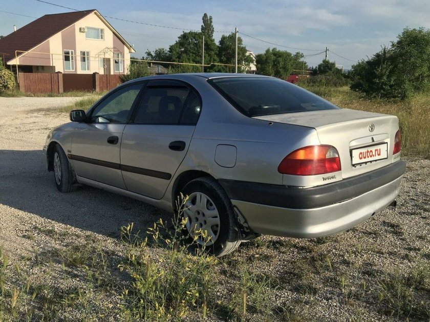 Авенсис 1 седан