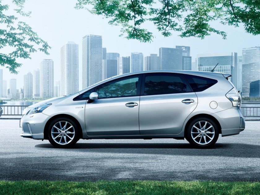 Toyota Prius Alpha 2014