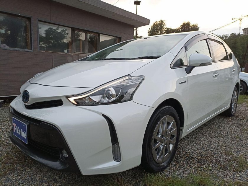 Toyota Prius Alpha 2016