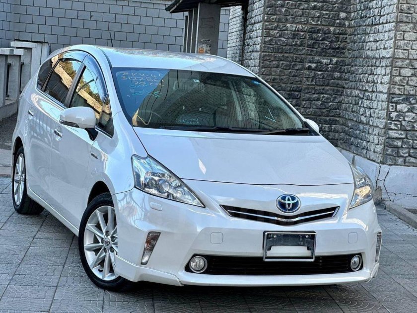 Toyota Prius Alpha 2012