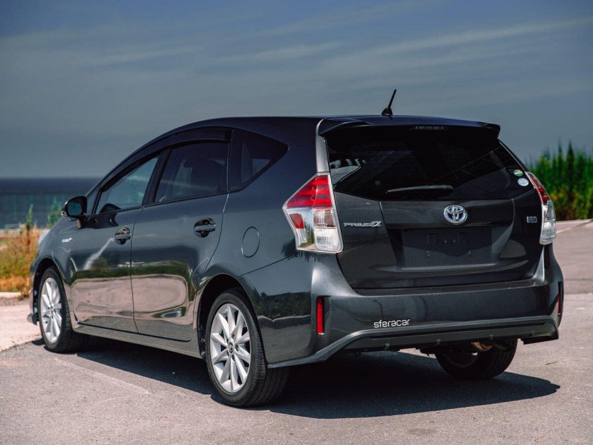 Toyota Prius Alpha 2014