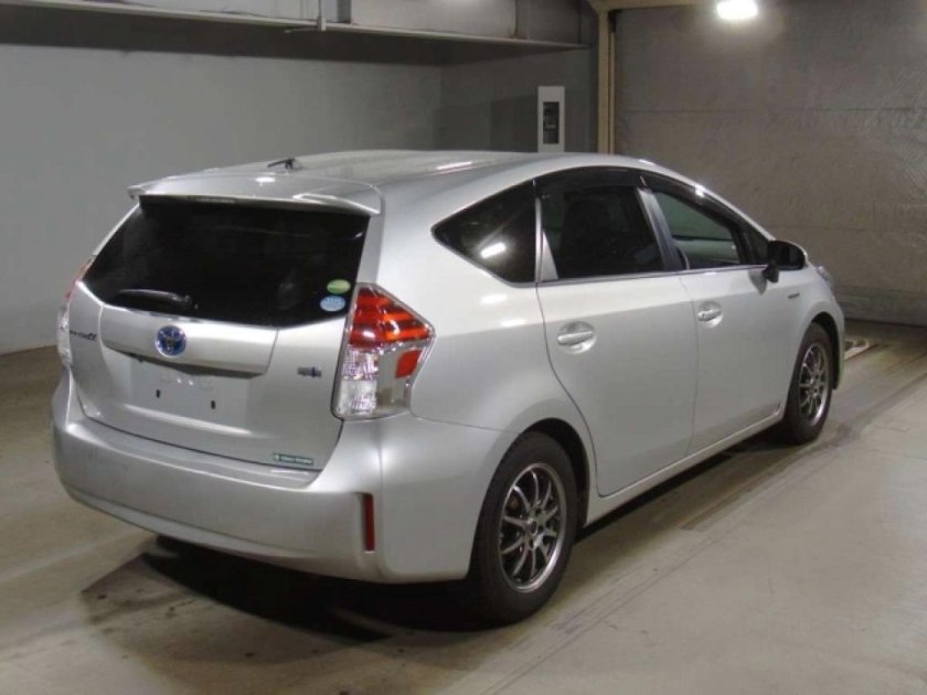 Toyota Prius Alpha 2015