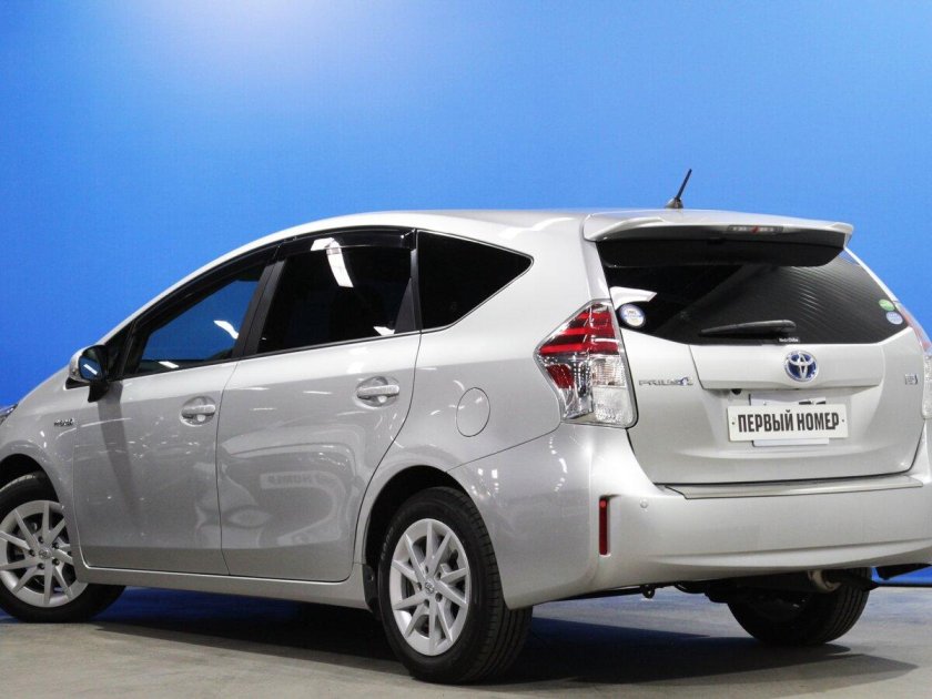 Toyota Prius Alpha 2013