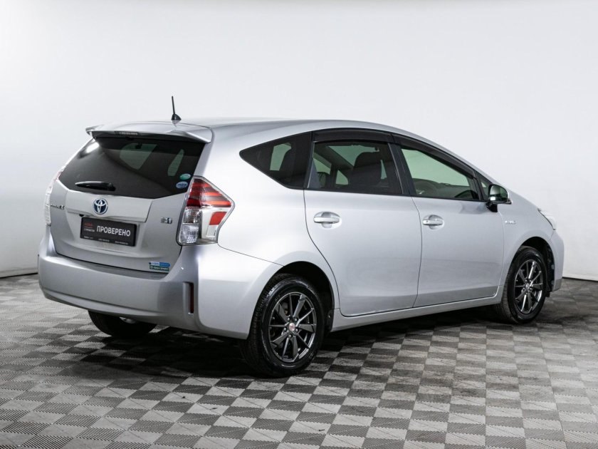 Toyota prius alpha 2012