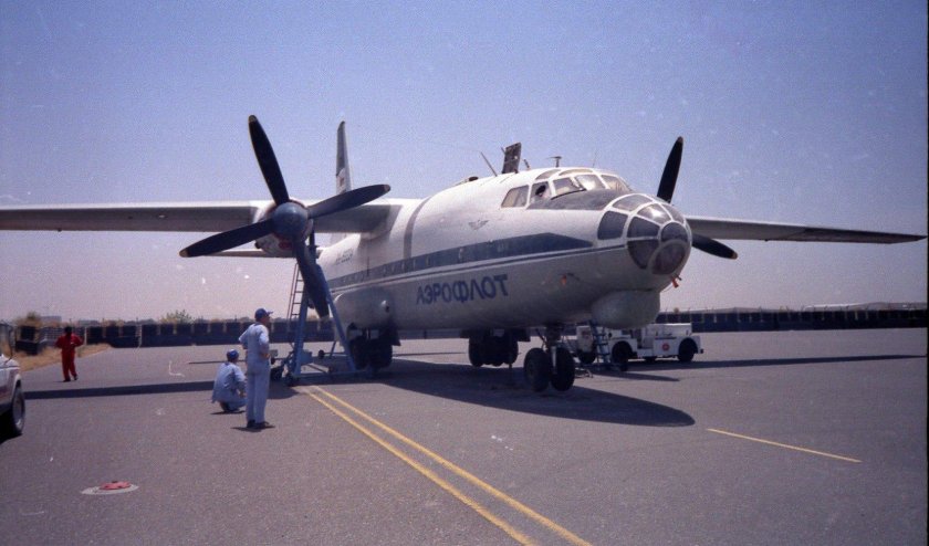 АН-8 пассажирский самолёт