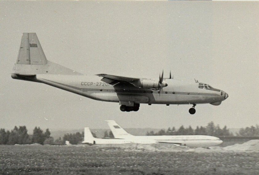 АН-12 военно-транспортный самолёт СССР