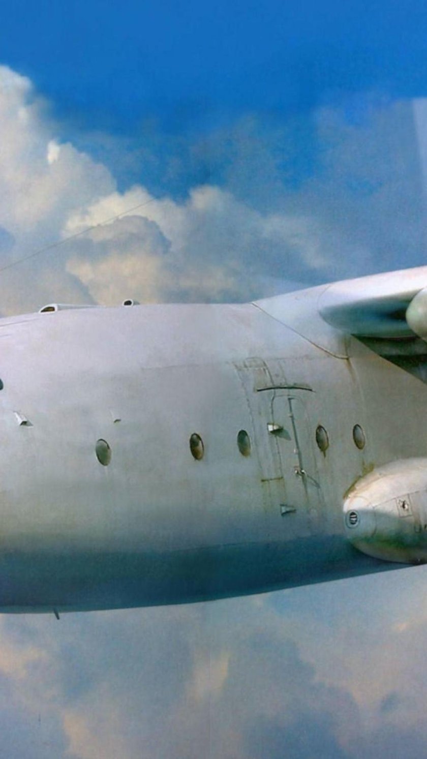 АН-8 военно-транспортный самолёт