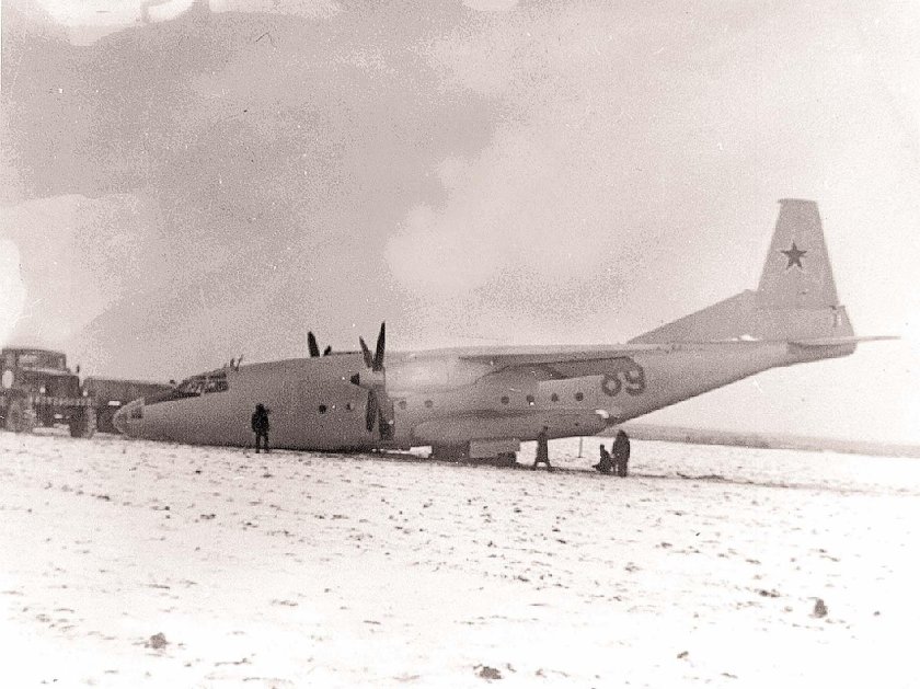 АН-8 самолет