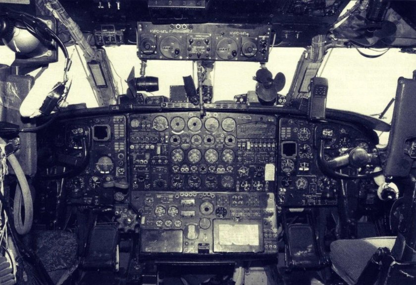 АН 12 кабина