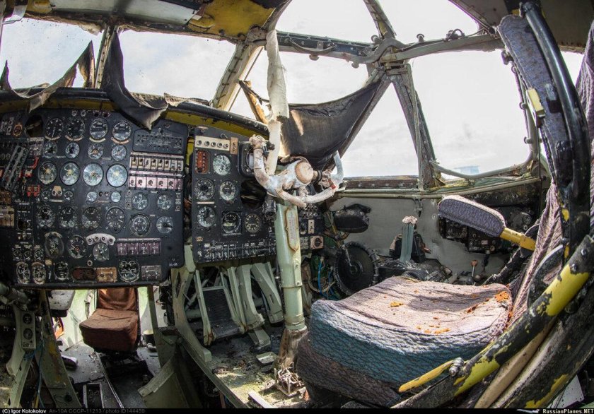 АН-10 кабина