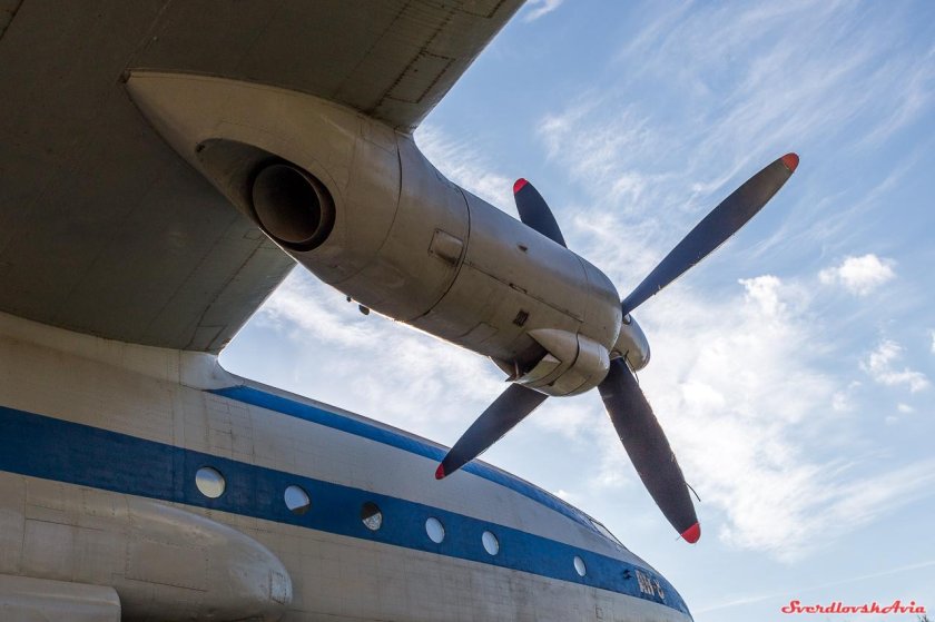 АН-8 самолет