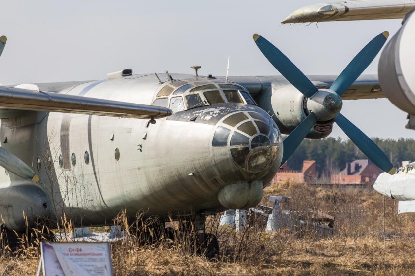 АН-8 военно-транспортный самолёт