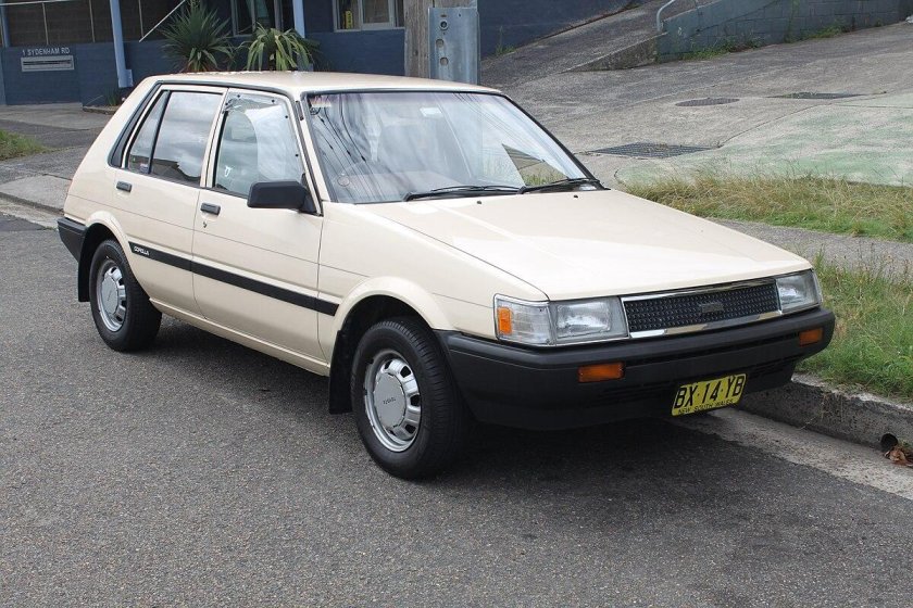 Toyota Corolla e80 хэтчбек