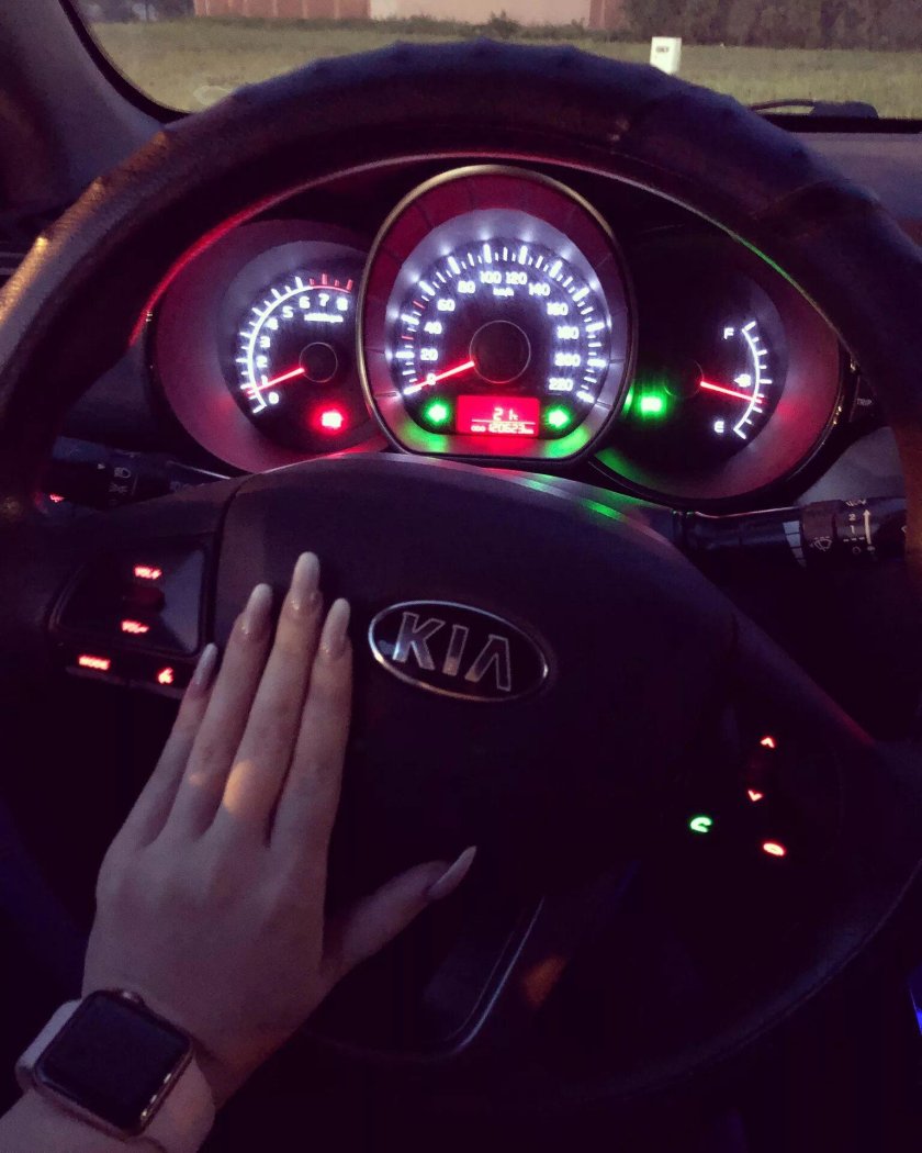 Девушка за рулем