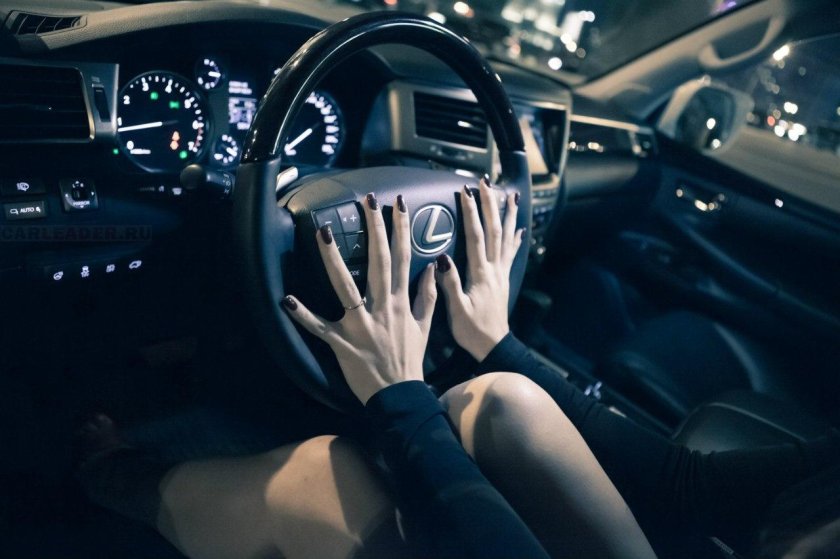 Девушка в машине