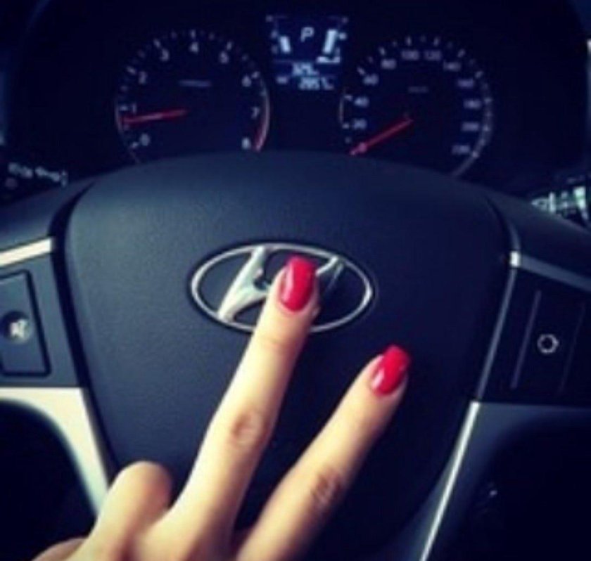 Рука девушки на руле