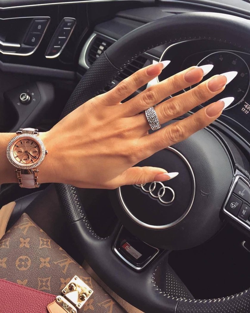 Девушка за рулем Мерседеса