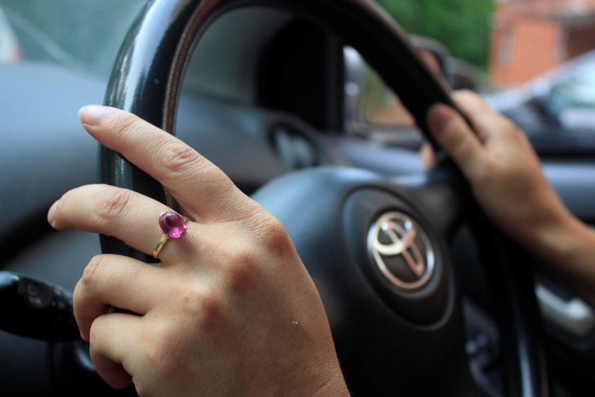 Женские руки на руле