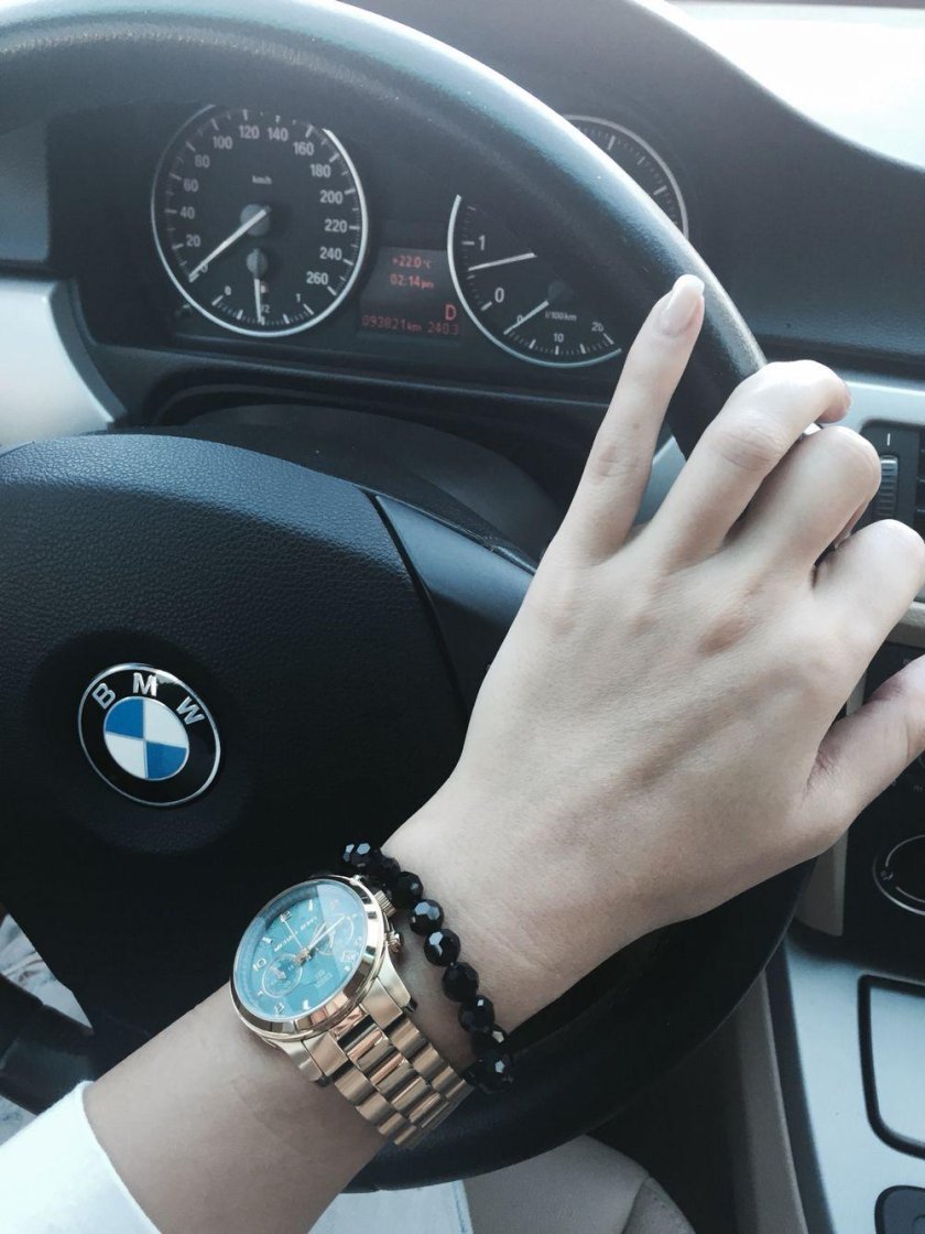 Девушка за рулем