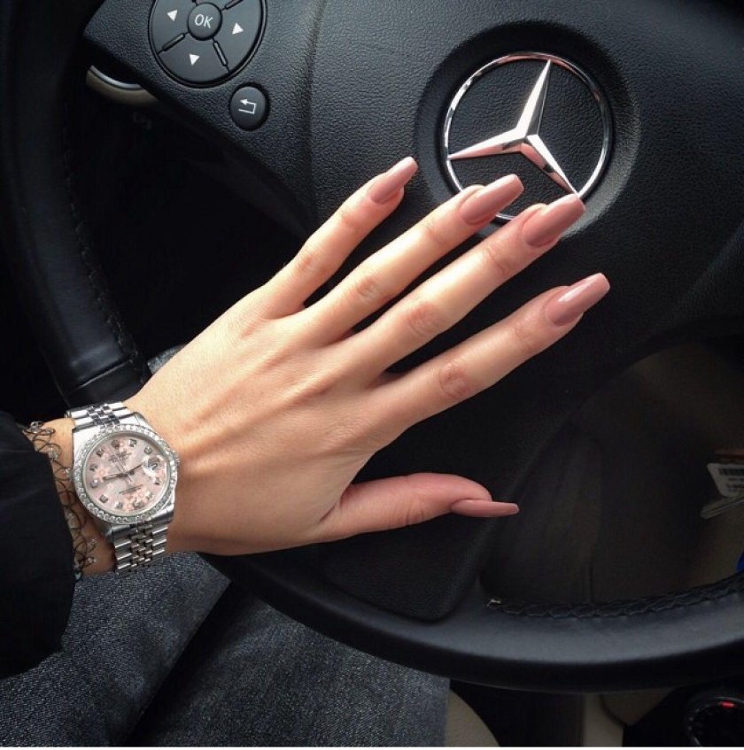 Красивый маникюр на руле