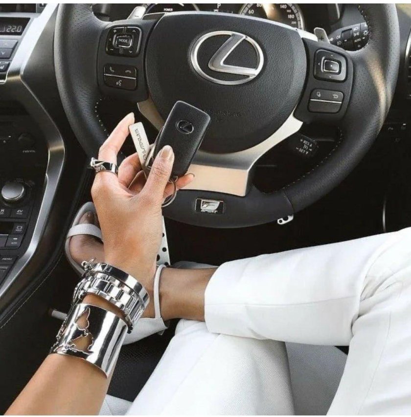 Женские руки на руле