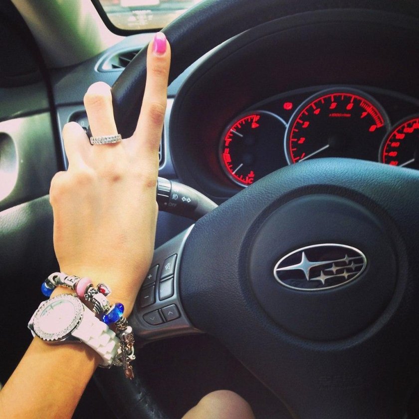 Женские руки на руле