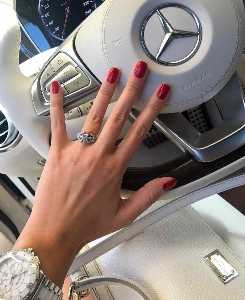 Девушка за рулем Мерседеса