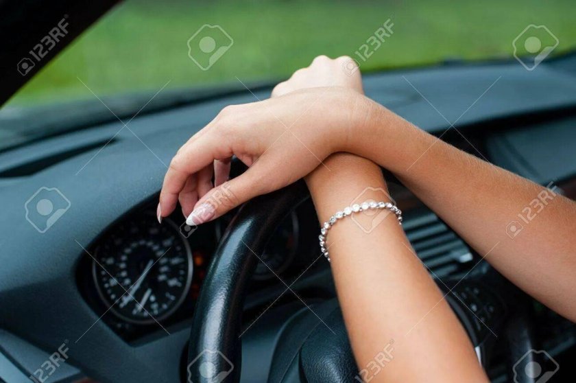 Женские руки на руле