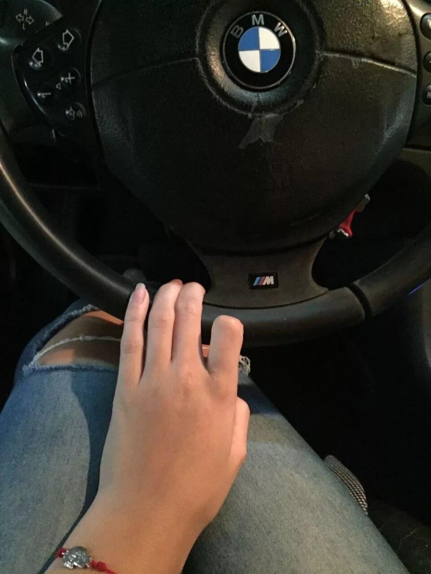 Женские руки на руле