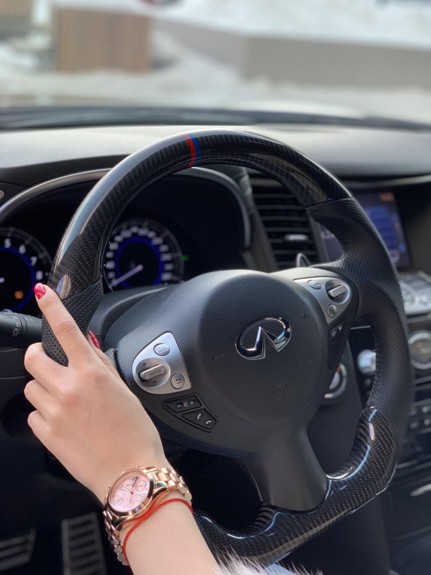 Девушка за рулем