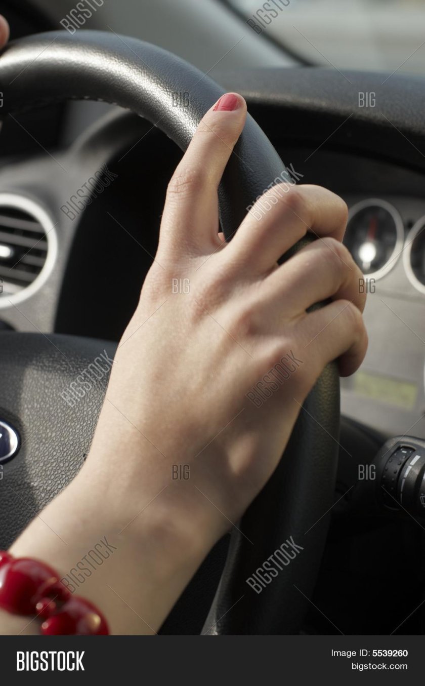 Женские руки на руле