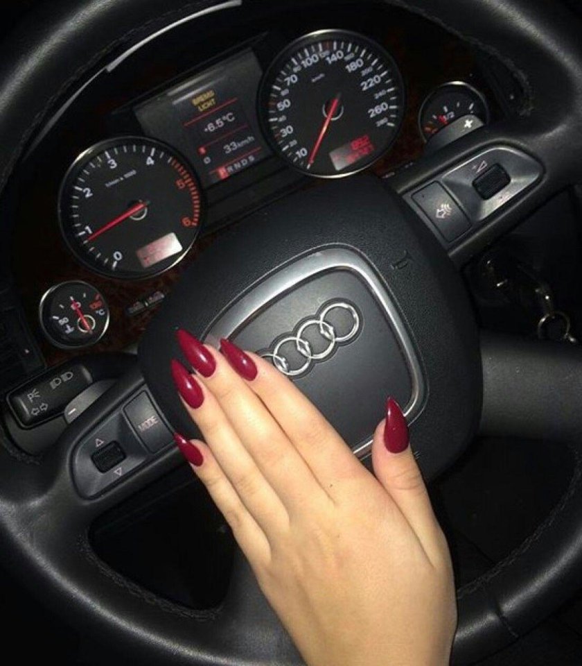 Девушка за рулем