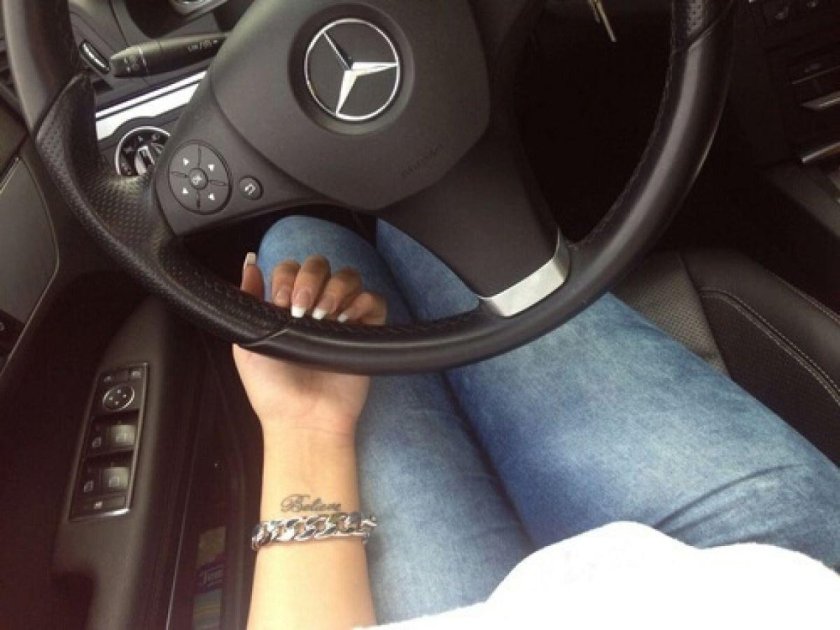 Девушка за рулем