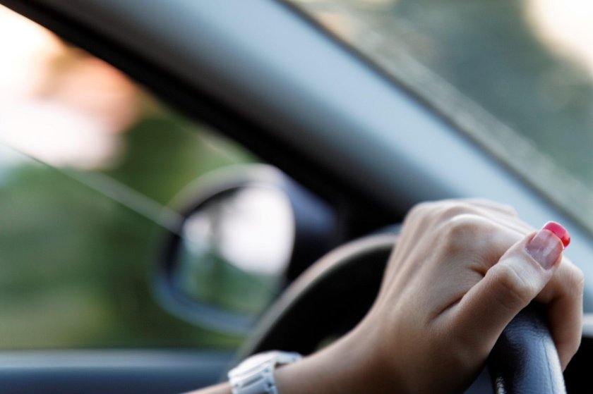 Женские руки на руле