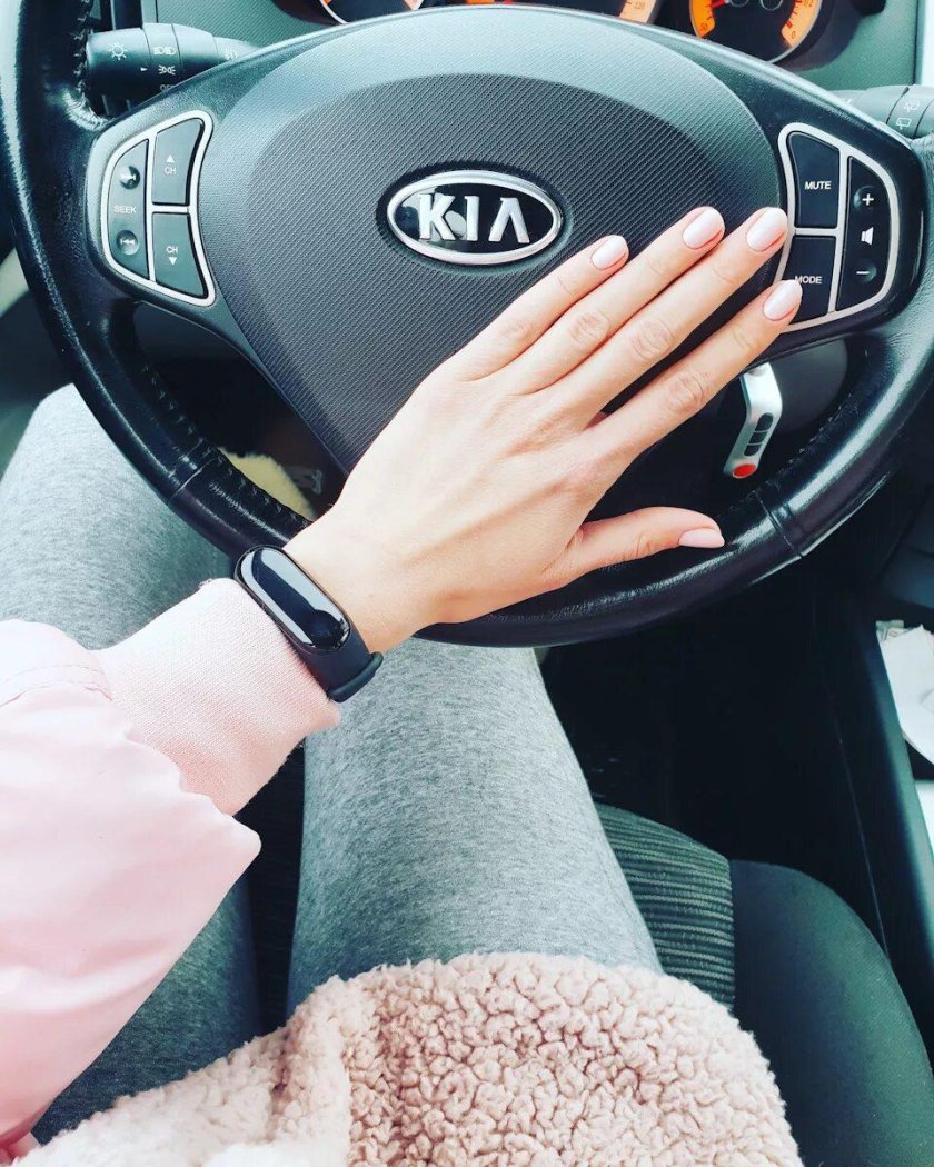 Девушка за рулем Киа