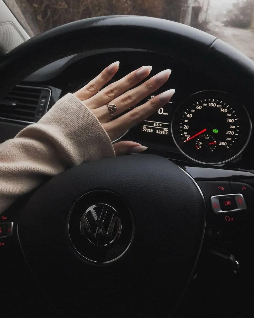 Девушка за рулем мерседеса