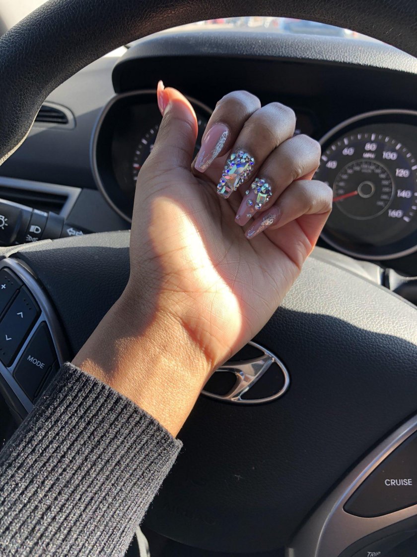 Ногти на руле машины